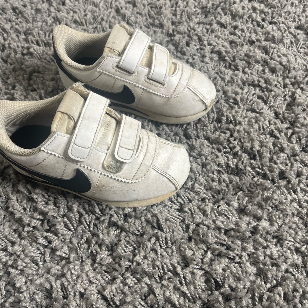 Gently used toddler shoes size 9C